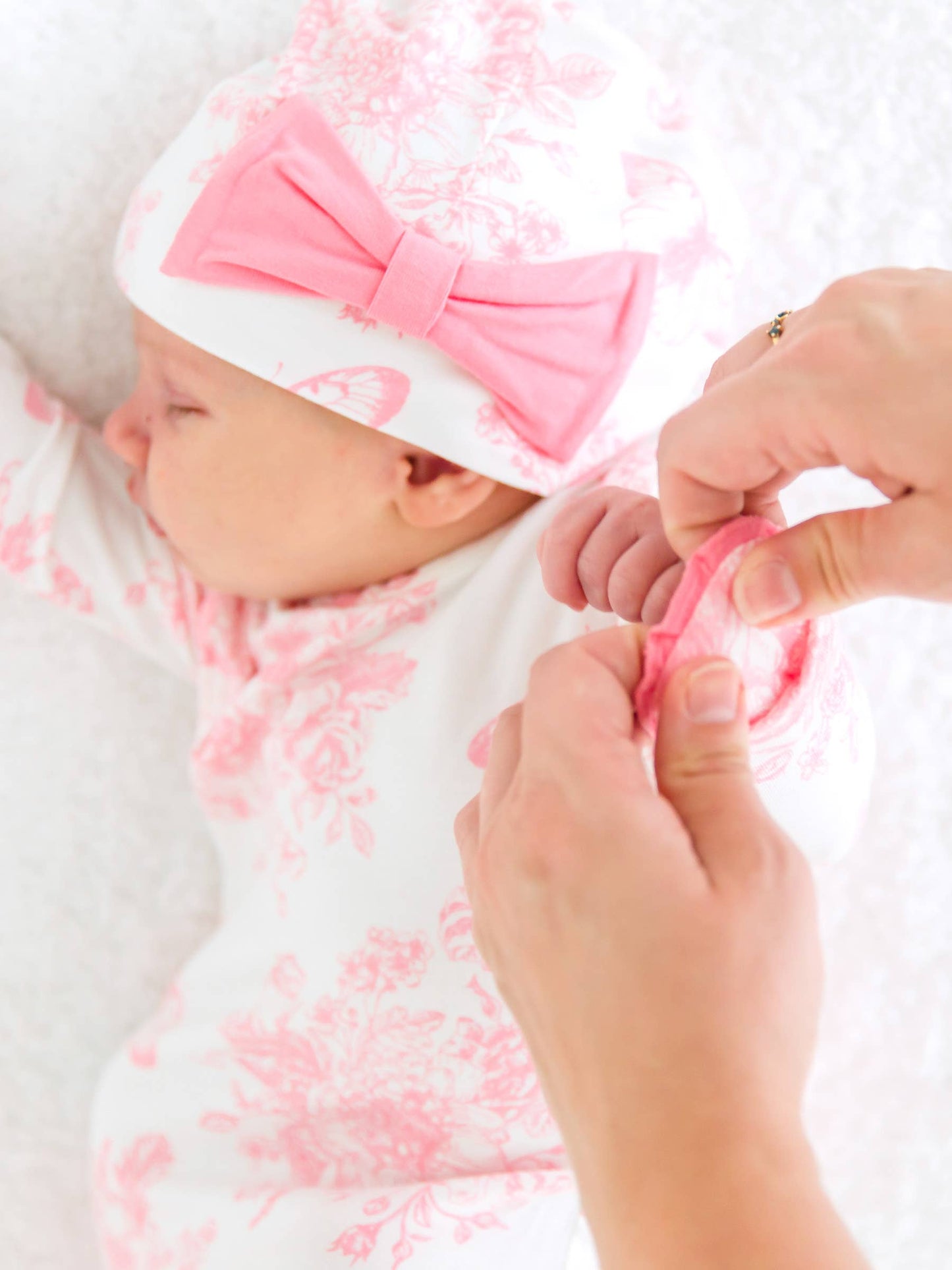 Newborn Baby Girls Bubblegum Pink Butterfly Garden Toile Bamboo Viscose Knotted Ruffle Gown & Hat Set: White / Newborn-3m